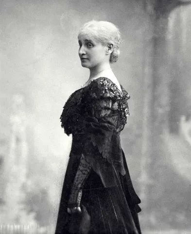 Historische Schwarz-Weiß-Fotografie von Bertha Pappenheim, stehend, sie trägt ein dunkles Kleid.