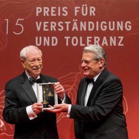 W. Michael Blumenthal with prize in hand, presented by Federal President Gauck.