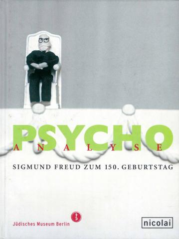 Cover des Katalogs zur Ausstellung „PSYCHOanalyse“, darauf ist Freud als Filzpuppe in einem Sessel sitzend abgebildet.