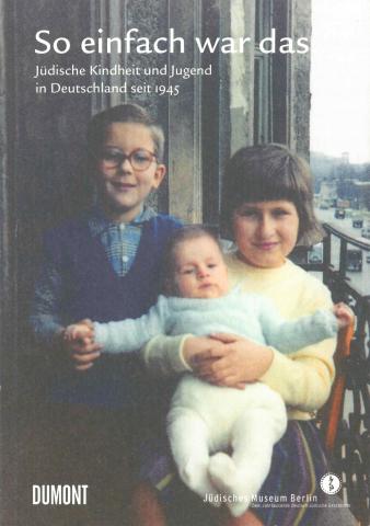 Book cover of “So einfach war das”: vintage photograph of two small children holding a baby.