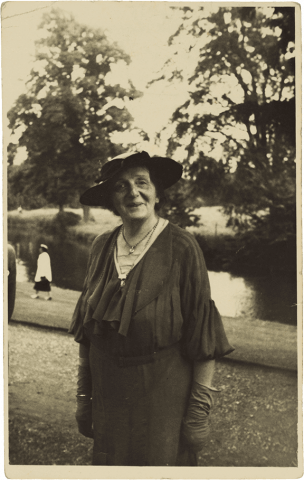 Historische Schwarz-Weiß-Fotografie einer älteren Dame mit Hut.