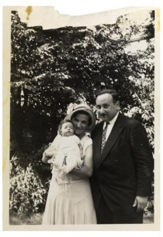 Schwarz-Weiß-Foto, Paar mit Baby auf dem Arm