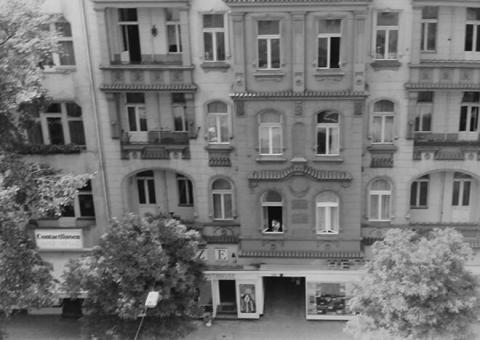 Schwarz-Weiß-Foto: Blick auf einen Berliner Altbau, vom Erdgeschoss bis 3. Obergeschoss