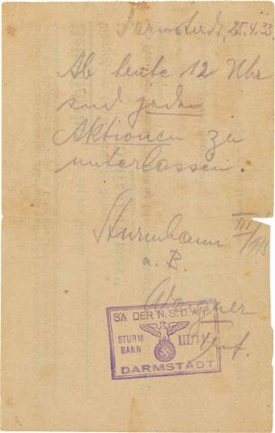  Handschriftliche Mitteilung, gestempelt und unterzeichnet von „SA-Sturmbann III/115 Wagner“. Text: Darmstadt, 25.4.1933. Ab heute 12 Uhr sind jede Aktionen zu unterlassen.“