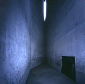 Ansicht in die dunkle Schlucht des Holocaust Turms