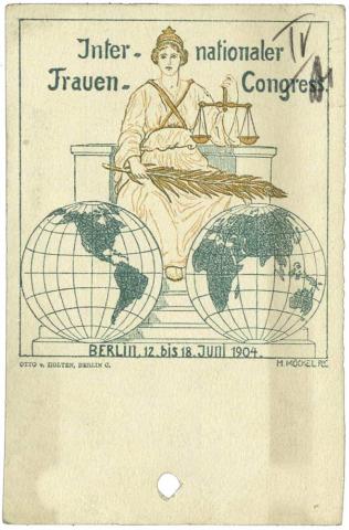 Einladungskarte mit Illustration einer gekrönten Frau mit Waage in der Hand, die über zwei Weltkugeln thront