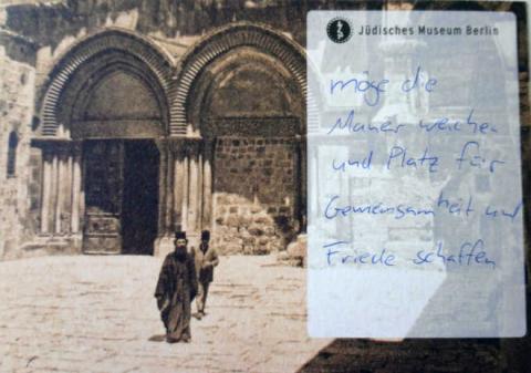 Postkarte mit der Aufschrift "Möge die Mauer weichen und Platz für Gemeinsamkeit und Friede schaffen""