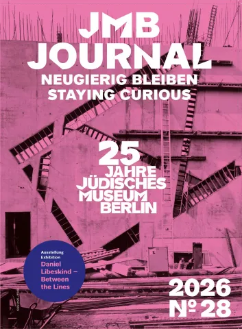 Zeitschriftencover mit rosa eingef&auml;rbtem Foto einer Baustelle. Dar&uuml;ber platziert steht oben &bdquo;JMB Journal: Neugierig bleiben&ldquo;, in der Mitte &bdquo;25 Jahre JMB&ldquo; und rechts unten &bdquo;2026, No. 28&ldquo;. Ein lilafarbener Kreis links unten enth&auml;lt in wei&szlig;er und rosa Schrift den Hinweis: &bdquo;Ausstellung: Daniel Libeskind - Between the Lines&ldquo;.