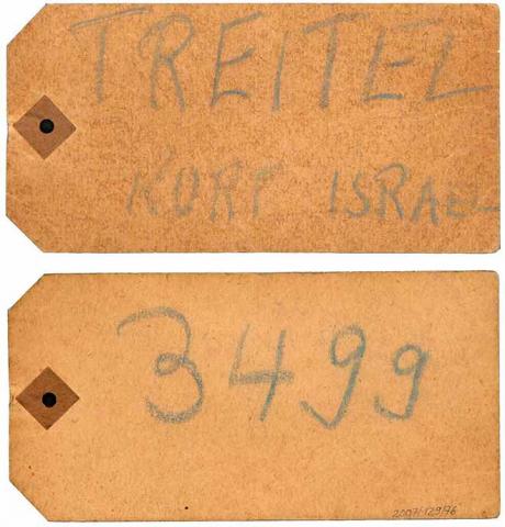 Mit Kreide beschrifteter Karton mit der Aufschrift »Treitel Kurt Israel«, auf der Rückseite die Nummer »3499«