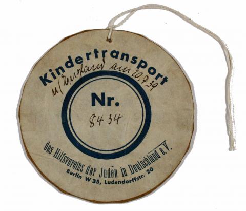 Rundes Pappschild »Kindertransport Nr. 8434«, Vordruck mit handschriftlicher Ergänzung, mit Schnur zum Festmachen