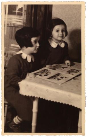 Schwarz-Weiß-Foto, zwei Mädchen an einem Tisch