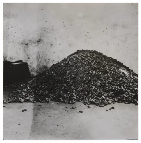Schwarz-Weiß Foto eines Kohlehaufens in einem Kohlenkeller