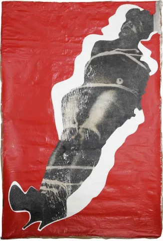 Bearbeitete Schwarz-Wei&szlig;-Fotografie eines gefesselten Menschen auf rotem Grund.