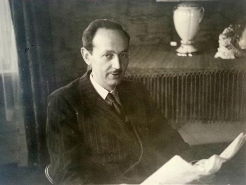 Schwarz-Weiß-Portrait-Foto eines Zeitung lesenden Mannes