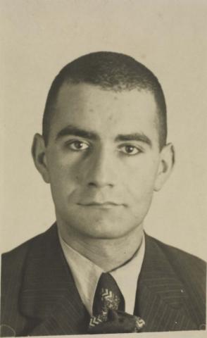 Die Fotografie zeigt Josef Hochfeld mit kurz geschorenem Haar und traurigem Blick.