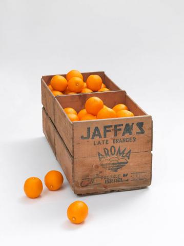 Braune Holzkiste mit Orangen, mit Jaffa-Schriftzug