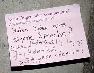 Ein pinker Post-it-Zettel mit der Frage des Monats: „Haben Juden eine eigene Sprache?“