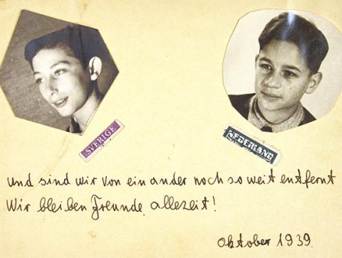 Postkarte mit zwei Passfotos zweier Jungen und der handschriftlichen Notiz: und wir sind von ein ander noch so weit entfernt Wir bleiben Freunde allezeit!