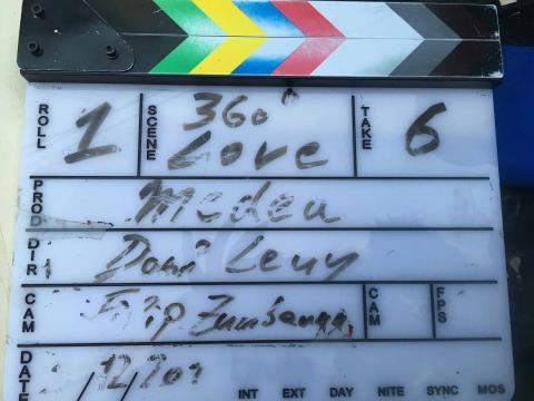 Beschriftung der Filmklappe: »Roll 1 - 360° Love - Take 6 -Medea -Dani Levy -Filip Zumbrunn«
