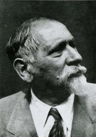 Portrait photo of Leo Baerwald in black and white.