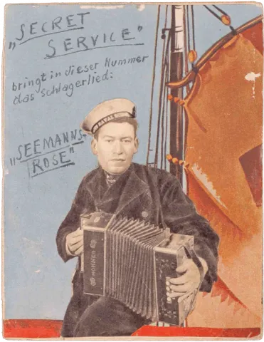 Cover eines Secret Service Heftes mit der Collage eines Matrosen mit Akkordeon, dessen Gesicht mit dem von Curt Bloch überklebt ist. Im Hintergrund sieht man ein Segel an einem Mast.