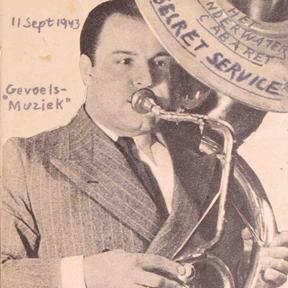 Ein Mann im Anzug mit Trompete.