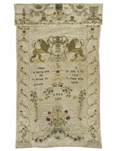 Bestickter Tora-Vorhang mit Löwen-Wappen, Rosen und hebräischer Schrift