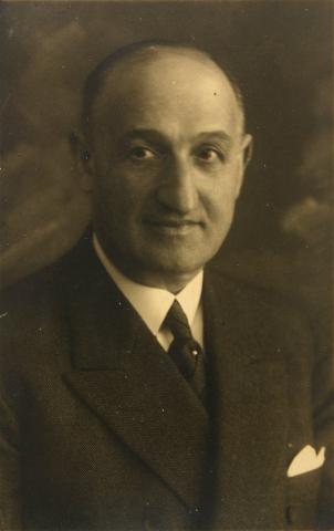 Porträtfoto eines Mannes mit Anzug und Krawatte