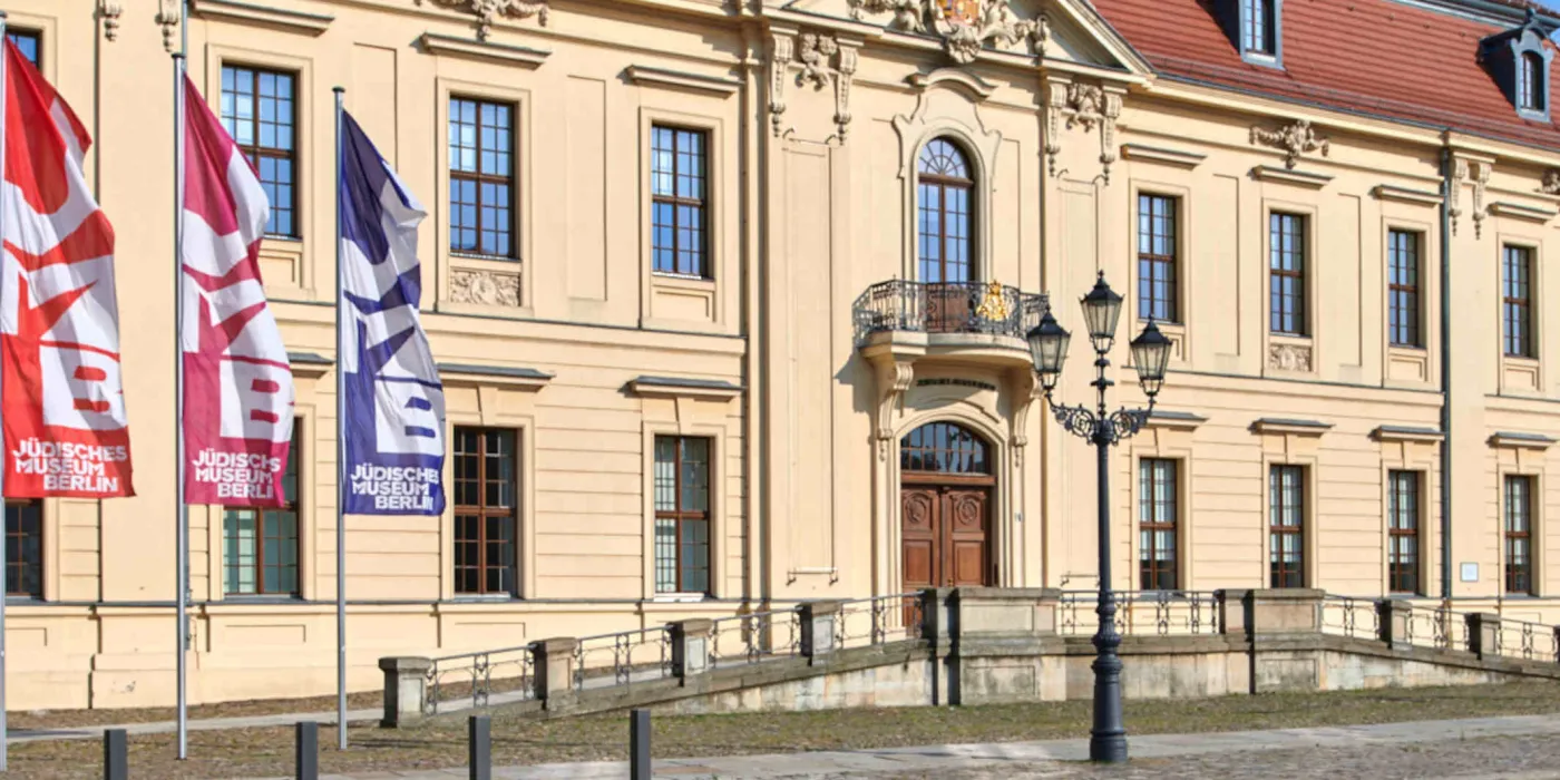 Altbau-Fassade des J&uuml;dischen Museums Berlin von der Stra&szlig;e aus gesehen.