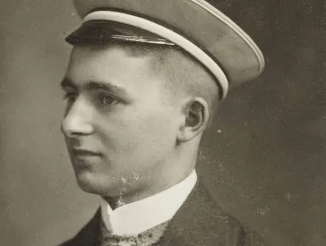 Schwarz-Weiss-Porträt von Erich Hirschberg im Halbprofil