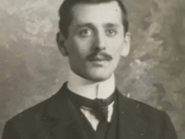 Schwarz-weiß-Porträt eines Mannes.