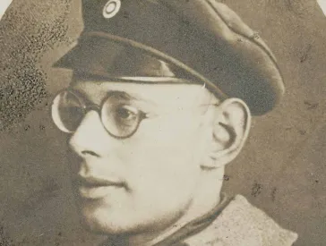 Schwarz-weiß-Porträt eines Mannes.