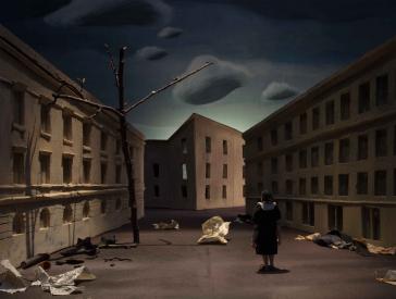 Still from the animated film “The Lemberg Machine”. A female figure stands with her back to the camera in a deserted, gloomy street.