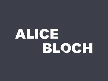 Schwarze Fläche auf der in weißen Buchstaben der Name "Alice Bloch" steht.