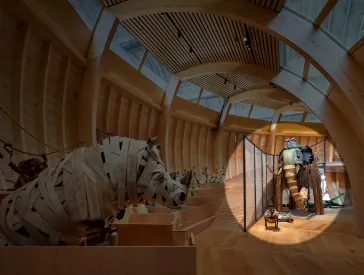 Blick in die Arche im ANOHA mit einem Schlaglicht auf das Mammut.