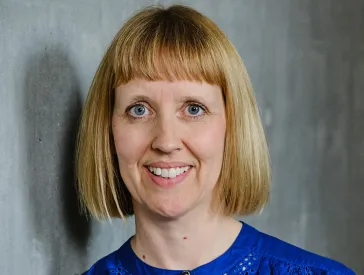 Das Bild zeigt das Porträt einer Frau. Es handelt sich um Barbara Thiele. 