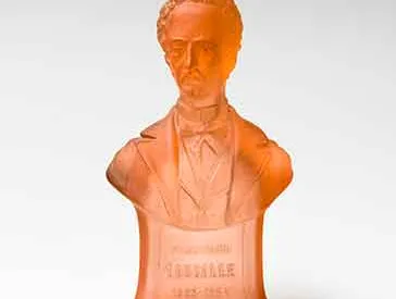 Bust of Ferdinand Lassalle made of red, transparent glass.
