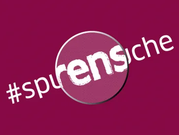 Magentafarbener Hintergrund mit dem wei&szlig;en Hashtag &bdquo;#spurensuche&ldquo;, der diagonal von unten links nach oben rechts verl&auml;uft. Die Buchstaben &bdquo;rens&ldquo; sind vergr&ouml;&szlig;ert dargestellt, als st&uuml;nden sie in einer Lupe.