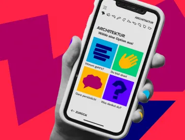 Das Bild hat einen roten Hintergrund. Darauf ist eine Collage zu sehen: Eckige Formen in Magenta und Blau, darüber eine Grafik einer Hand, die ein Handy hält, auf der die App geöffnet ist. 
