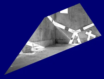 Schwarz-wei&szlig;-Foto eines noch im Bau befindlichen, leeren Raums, in dessen Betonw&auml;nden sehr schr&auml;ge Fenster sind, durch die Licht einf&auml;llt.