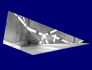 Schwarz-wei&szlig;-Foto eines noch im Bau befindlichen, leeren Raums, in dessen Betonw&auml;nden sehr schr&auml;ge Fenster sind, durch die Licht einf&auml;llt.