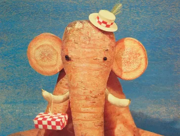 Eine Skulptur aus Karotten und Dekoration, die aussieht wie ein Elefant.