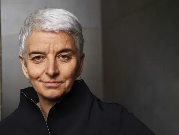 Portr&auml;tfoto von Hetty Berg im Inneren des Libeskind-Baus