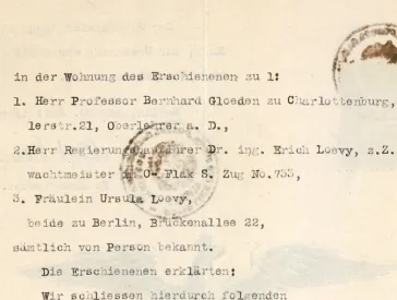 Adoptionsvertrag mit Stempeln.