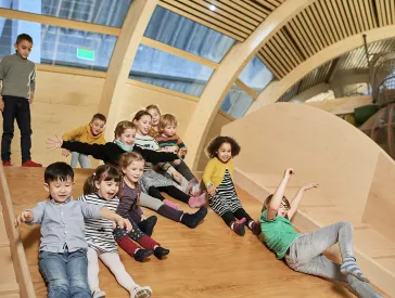 Kinder an Spielstation in der Kinderwelt Anoha