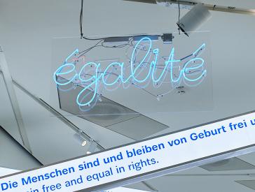 Ausstellungsansicht, die den Neon-Schriftzug &quot;égalité&quot; zeigt
