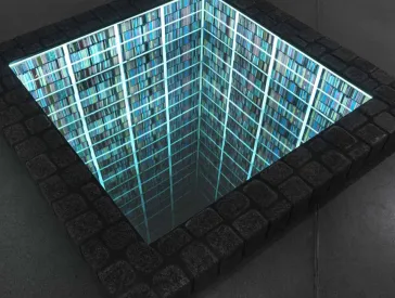 Blick von oben in eine im Boden versenkte Bibliothek mit quadratischem Grundriss; die Regalwände leuchten grünblau.