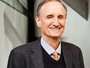 Portrait photo of a smiling man (Peter Schäfer)