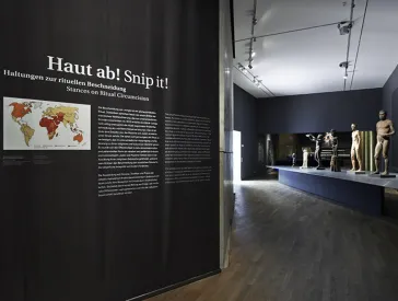Ausstellungsansicht, Wand mit der Beschriftung: Haut ab.