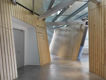 Innenansicht der Akademie, zu sehen ist der Eingangsbereich der W. Michael Blumenthal Akademie